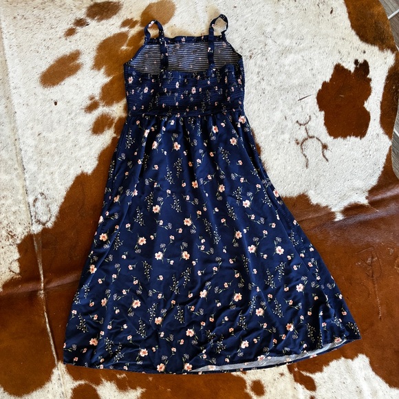 Old Navy Women’s Floral Smocked Midi Dress With Pockets & Adjustable Straps - Picture 4 of 7